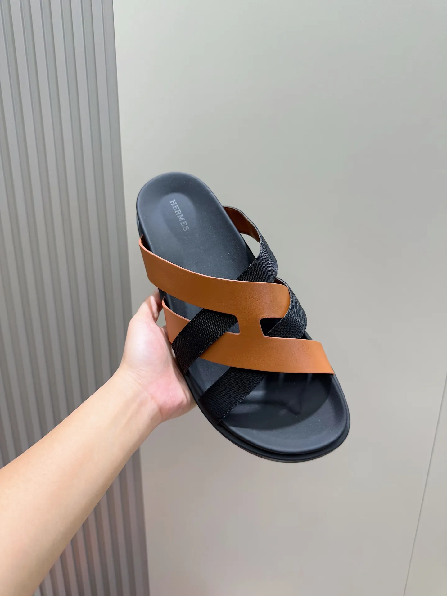 p300💰Men's Shoes Hermes Men's Kazimir Slippers - Top quality woven calfskin functional sandals with an intertwined upper inspired by the "H" iconic pattern to create a casual look, perfect for summer. Imported cowhide + cowhide lining + rubber outsole Size: 39-44 (customized at 38.45.46)
